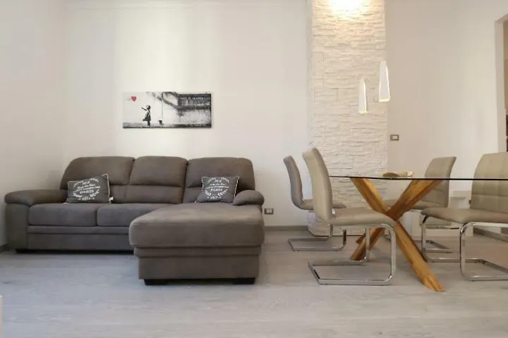 Exclusive Apt Really Downtown - Free Private Parking Included! Genova Appartamento